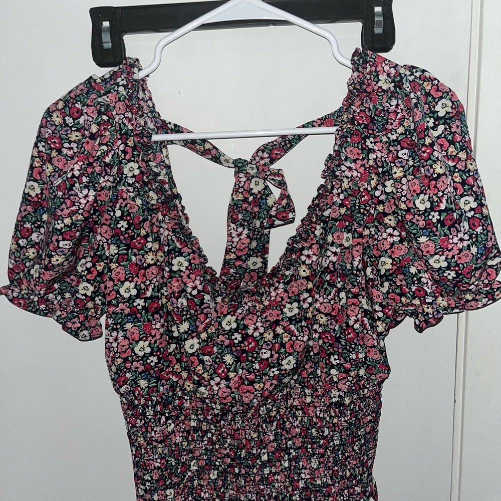 Blouse with floral print and a tie back